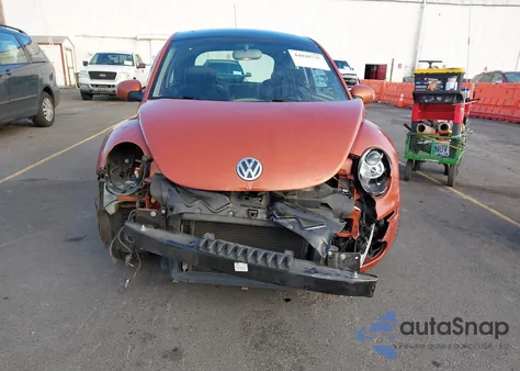 2010 Volkswagen New Beetle 2.5L Red Rock Edition z USA, uszkodzony, nr VIN 3VWRG3AGXAM026262